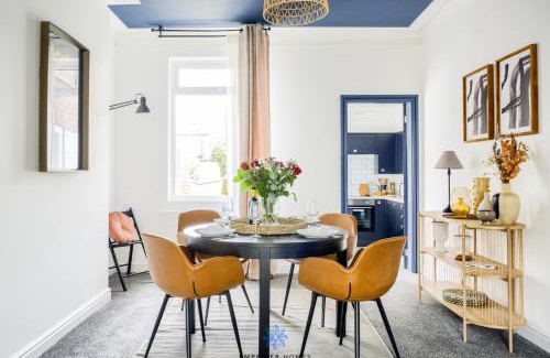 Doncaster Casa | Doncaster Large Luxury 3 Bedroom House, Sleeps 8, City Centre, Racecourse, Free Parking, by EMPOWER HOMES