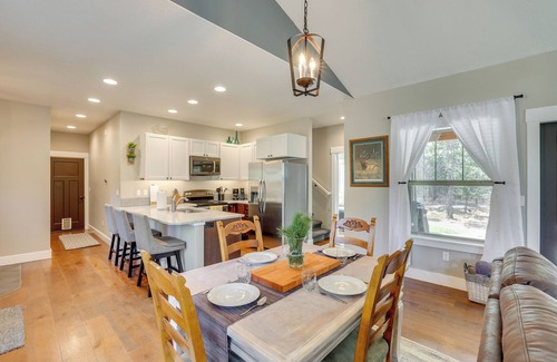 Fir Grove Estates Cabina | Donnelly Cabin w/ Hot Tub < 1 Mi to Boulder Creek!