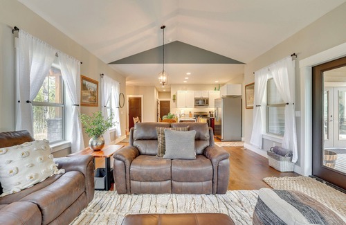 Fir Grove Estates Cabina | Donnelly Cabin w/ Hot Tub < 1 Mi to Boulder Creek!
