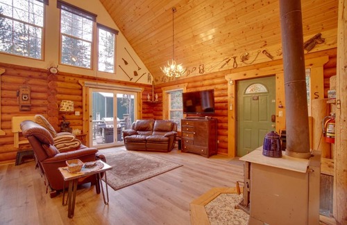Wagon Wheel Casa | Donnelly Cabin with Private Deck Near Lake Cascade!