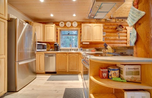 Wagon Wheel Casa | Donnelly Cabin with Private Deck Near Lake Cascade!