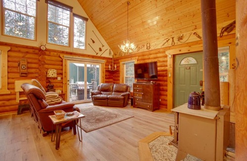 Wagon Wheel Casa | Donnelly Cabin with Private Deck Near Lake Cascade!