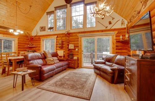Wagon Wheel Casa | Donnelly Cabin with Private Deck Near Lake Cascade!