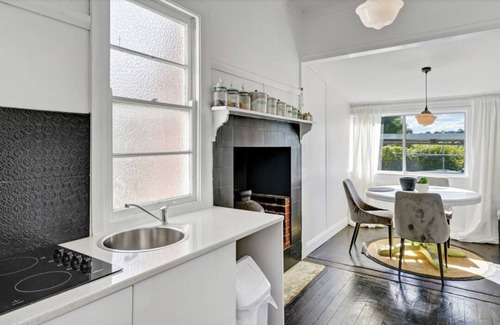 Tenterfield Casa | Donnelly House | Airconditioned bedrooms and living .