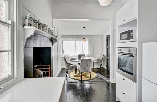 Tenterfield Casa | Donnelly House | Airconditioned bedrooms and living .