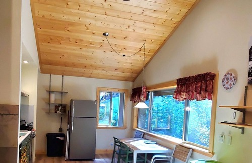 Truckee Apartamento | Donner Lake Studio Apt. FOREST ENVELOPED (quiet). Lake across street. PETS.
