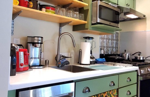 Truckee Apartamento | Donner Lake Studio Apt. FOREST ENVELOPED (quiet). Lake across street. PETS.