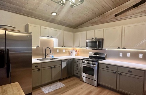 Truckee Cabina | Estilo moderno, Bañera de hidromasaje, Parrilla, Cocina del chef, Minutos a centros turísticos, Se admiten perros