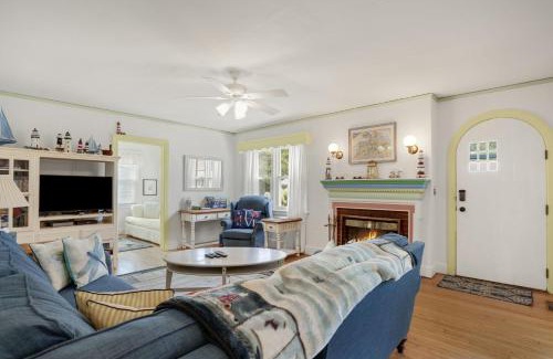 Chincoteague Casa | Donovan's Reef - Pet friendly, In Town!
