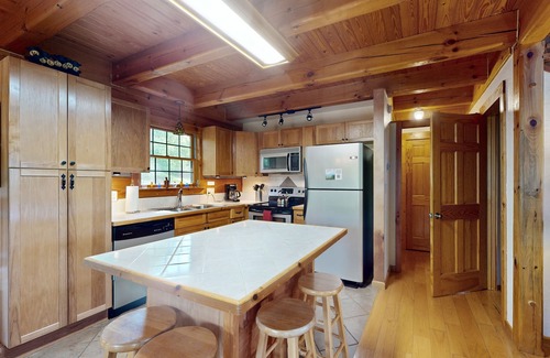 Marshall Cabina | Doolittle mountain cabin with hot tub, firepit & river views | near Asheville