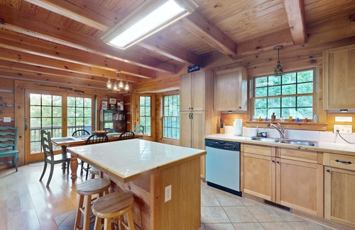 Marshall Cabina | Doolittle mountain cabin with hot tub, firepit & river views | near Asheville