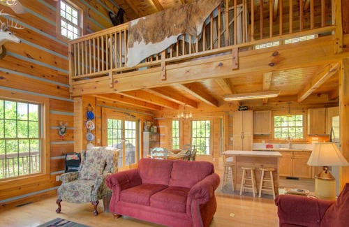 Marshall Casa | Doolittle Mountain Cabin River View w/Free Biltmore Pass and more