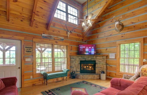 Marshall Casa | Doolittle Mountain Cabin River View w/Free Biltmore Pass and more