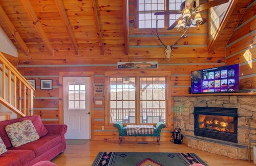Marshall Casa | Doolittle Mountain Cabin River View w/Free Biltmore Pass and more