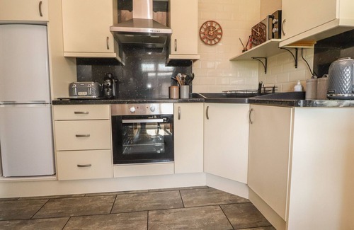 Warton Cabaña | DOORMOUSE LODGE, pet friendly in South Lakeland Leisure Village