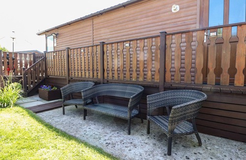 Warton Cabaña | DOORMOUSE LODGE, pet friendly in South Lakeland Leisure Village