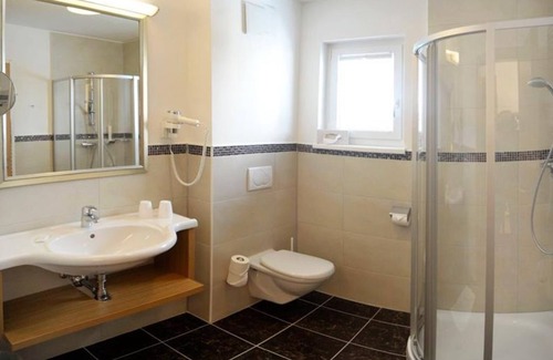 Haus im Ennstal Casa | Doppelzimmer mit Dusche, WC - Komfort - Panoramahotel Gürtl