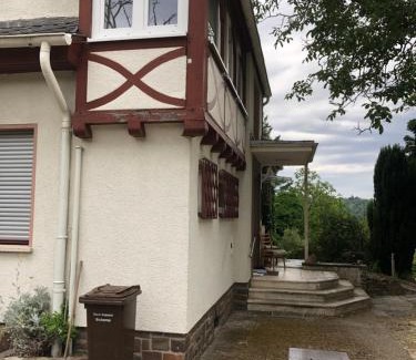 Horchheim Apartamento | Doppelzimmer mit neuem Bad und Sportpool-Nutzung außen, im basement cellar der Villa Naturpark, Garten mit Rheinblick