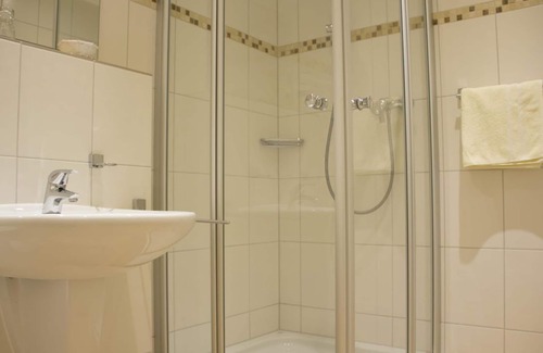 Neroth Casa | Doppelzimmer Plus Standard ohne Frühstück - Zur Neroburg, Hotel Restaurant