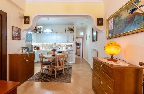 Corfu Town Apartamento | Doris House by GuestCorfu