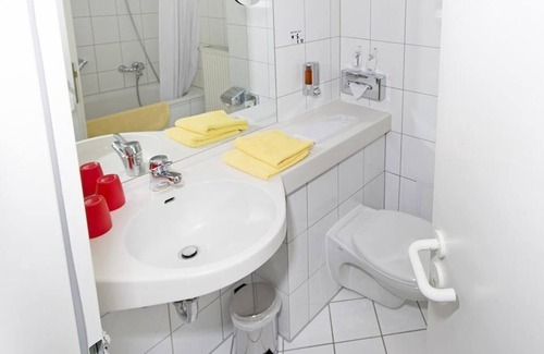 Dresden Casa | Habitación DORMERO, ducha, inodoro - DORMERO Hotel Dresden Airport