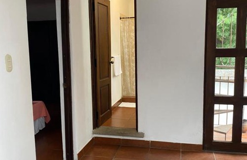 Antigua Guatemala Casa | Dormitorio privado con baño a 3 minutos de la Antigua