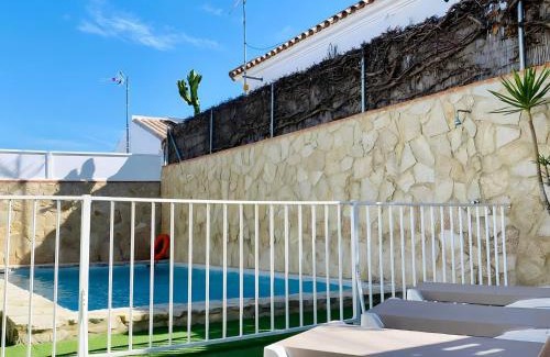 Conil de la Frontera Casa | Dos Chalets Separados con Piscina Privada Cada Uno - Perfectos para Grupos Grandes Cerca del Pueblo