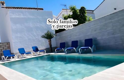 Conil de la Frontera Casa | Dos Chalets Separados con Piscina Privada Cada Uno - Perfectos para Grupos Grandes Cerca del Pueblo