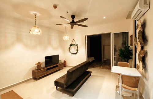 Downtown Kota Kinabalu Condominio | DOTS Spacious Suite Sunset, City & Seaview