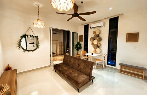 Downtown Kota Kinabalu Condominio | DOTS Spacious Suite Sunset, City & Seaview