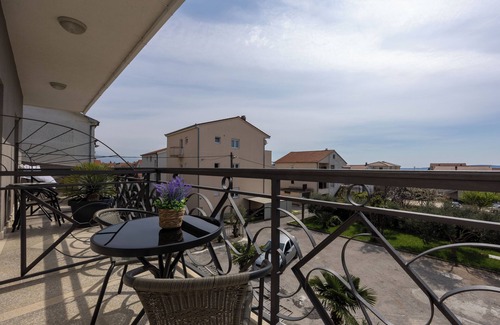 Kastel Sucurac Apartamento | Double bed Room With Private Bathroom and Balcony
