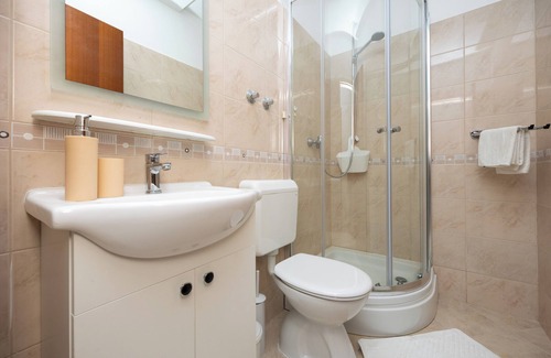 Kastel Kambelovac Apartamento | Double bed Room With Private Bathroom and Balcony