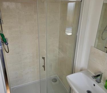 Dartford Casa | Double Bedroom in Dartford central- Private Toilet & Bathroom