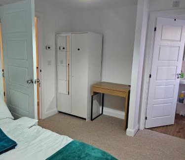Dartford Casa | Double Bedroom in Dartford central- Private Toilet & Bathroom