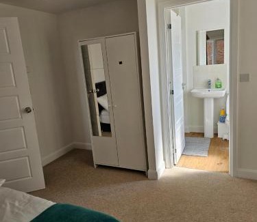 Dartford Casa | Double Bedroom in Dartford central- Private Toilet & Bathroom