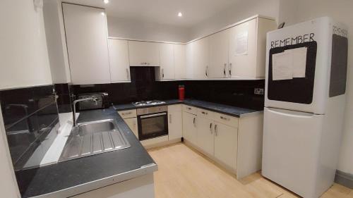 Eccles Casa | Double-Bedroom in the Heart of Eccles Manchester BH2 Perfect for Short Stays