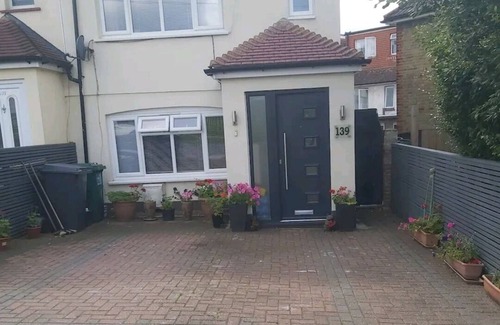 Cricklewood Casa | Double bedroom with ensuite and private entrance