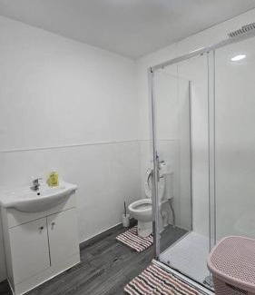 Oldbury Casa | Double Bedroom with private bathroom and shared kitchen