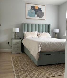 County Cork Casa | Double bedroom with private bathroom close to city center