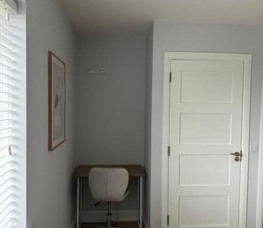 County Cork Casa | Double bedroom with private bathroom close to city center