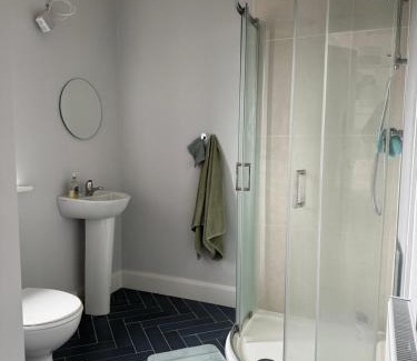 County Cork Casa | Double bedroom with private bathroom close to city center