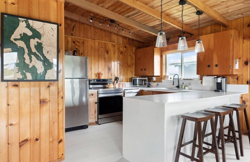 Freeland Casa | Double Bluff Beach & Deer Lagoon Whidbey Home