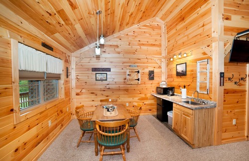 Flintstone Chalet De Esquí | Double cabin with 2 queen beds, 1 king bed, common porch and each unit has a private entrance and bath.
