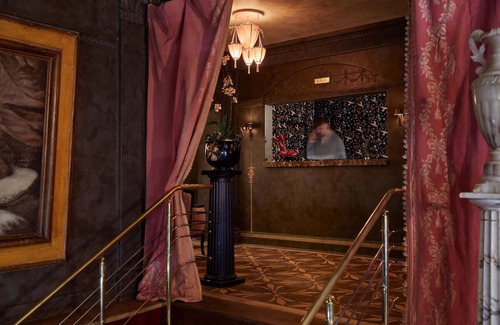 Mount Vernon Casa | Double Delight at Ulysses Hotel: Unique Decor & On-Site Dining in Downtown