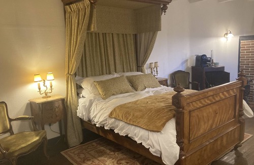 Bellac Cama Y Desayuno | Double Deluxe Room (3) Newly renovated, Seating area, spacious with river view.