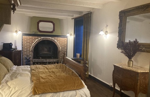 Bellac Cama Y Desayuno | Double Deluxe Room (3) Newly renovated, Seating area, spacious with river view.
