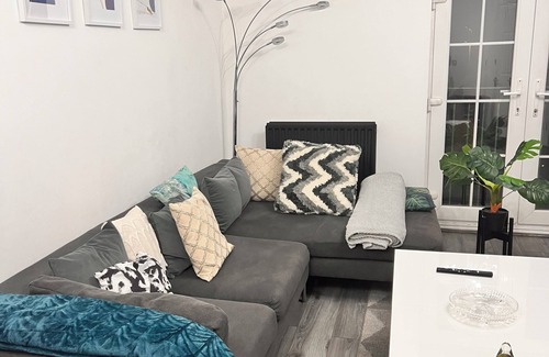 Leeds Apartamento | Double en-suite bedroom with a kingsized bed in a shared 2 bedroom apartment.