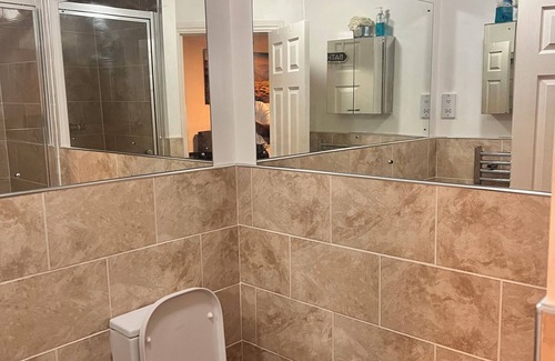 Leeds Apartamento | Double en-suite bedroom with a kingsized bed in a shared 2 bedroom apartment.