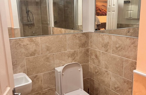 Leeds Apartamento | Double en-suite bedroom with a kingsized bed in a shared 2 bedroom apartment.