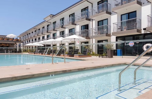 Inglewood Casa | Double Full Room with Balcony, 2 Units, The Lüm Hotel, Pool, Close to SpaceX